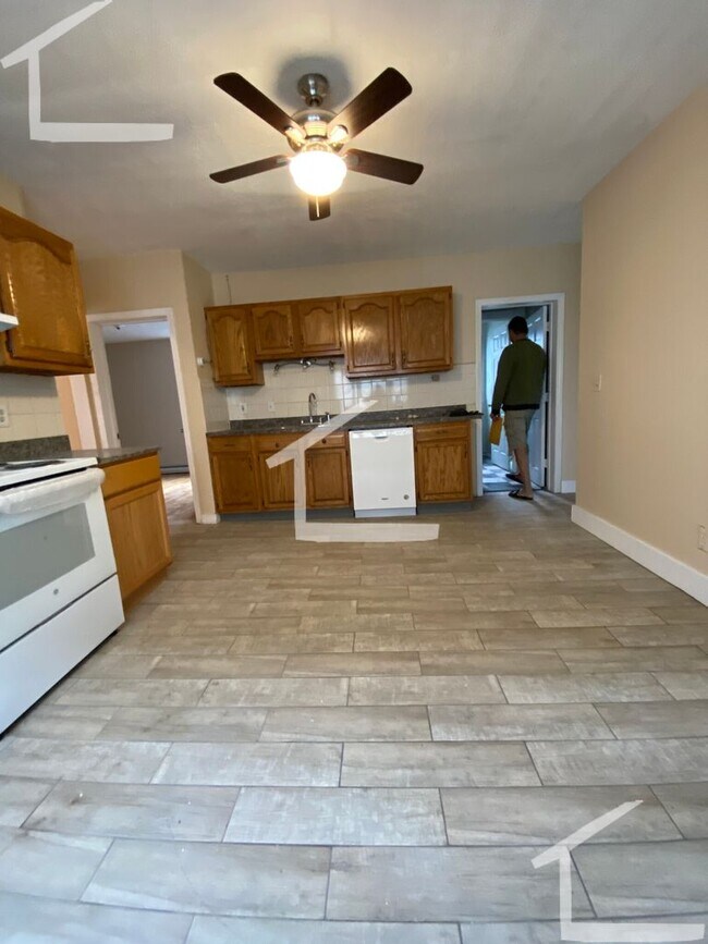 Foto del edificio - Huge 2nd floor recently renovated unit