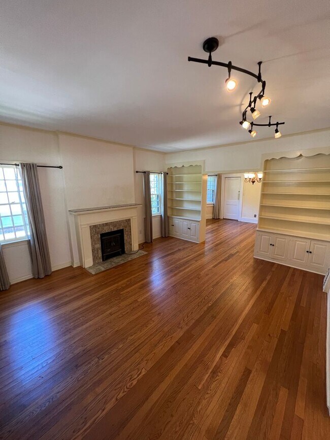 Building Photo - PRE-LEASING FOR MID JULY.  Chautauqua Hist...