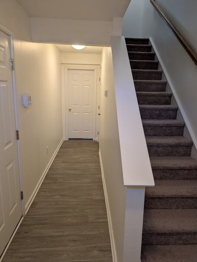 Building Photo - Spacious 4BR 3.5 Townhome in  University A...