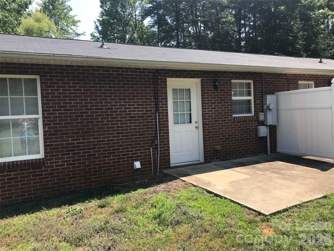 Building Photo - 498 Car Farm Rd