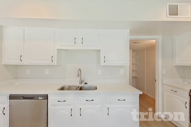 Foto del edificio - 3316 Forest Creek Dr