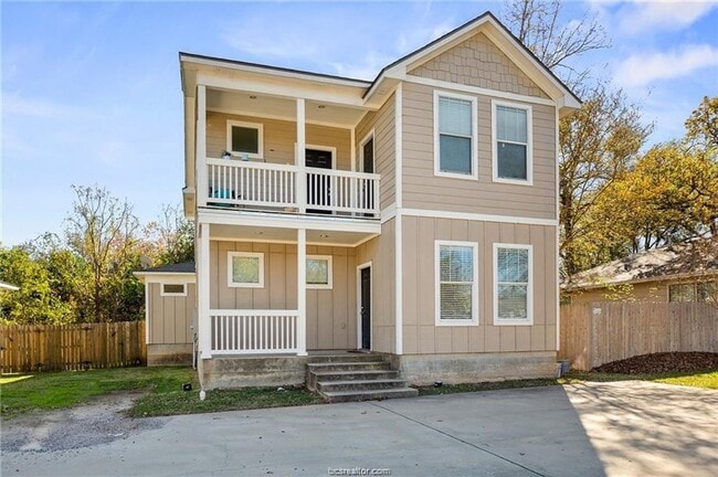 Building Photo - 409 Foch St