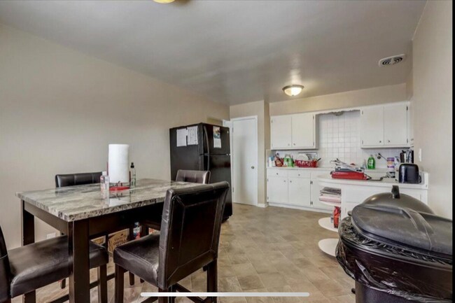 Foto del edificio - 2319 W Layton Ave