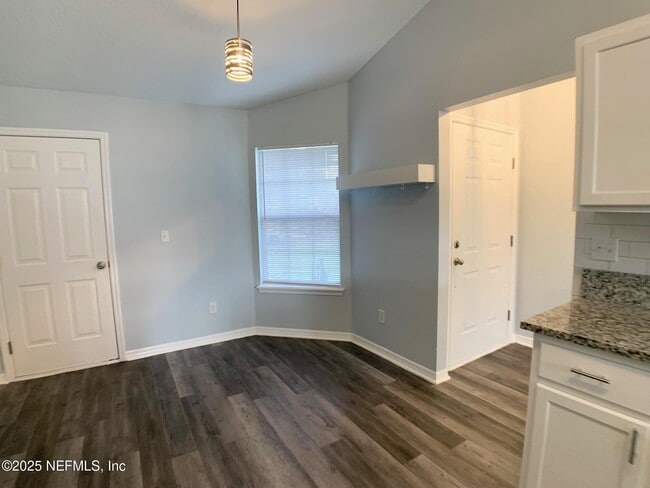Foto del edificio - 3201 Deer Creek Dr
