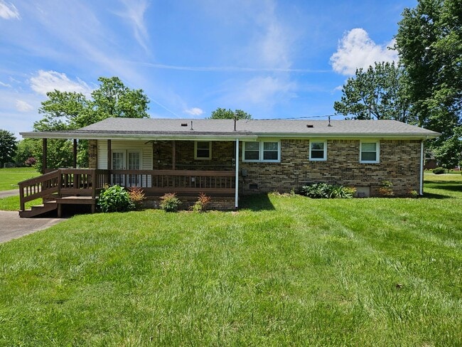 Building Photo - 800 Golf Club Dr
