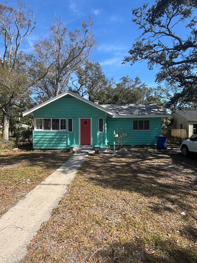 Foto principal - Newly Renovated 2 Bed 1 Bath Home