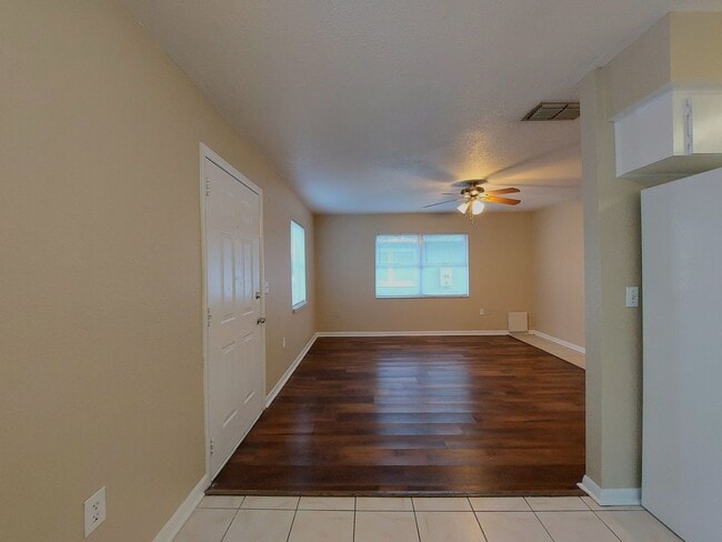 Building Photo - 4 Bedroom, 2 Bathroom House in Lakeland