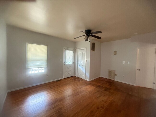 Foto del edificio - Port Norfolk One Bed One and Half Bath Apa...