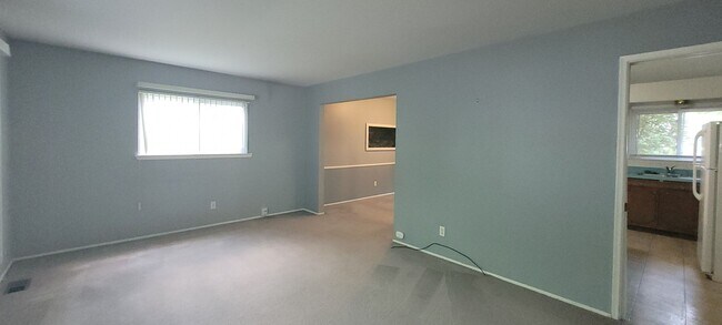 Foto del edificio - Spacious Four Bedroom Home Available Summe...