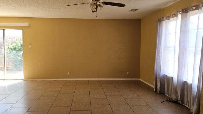 Foto del edificio - 4720 W Cuthbert Ave