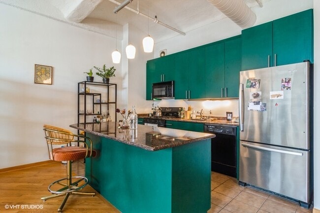 Building Photo - 633 S Plymouth Ct