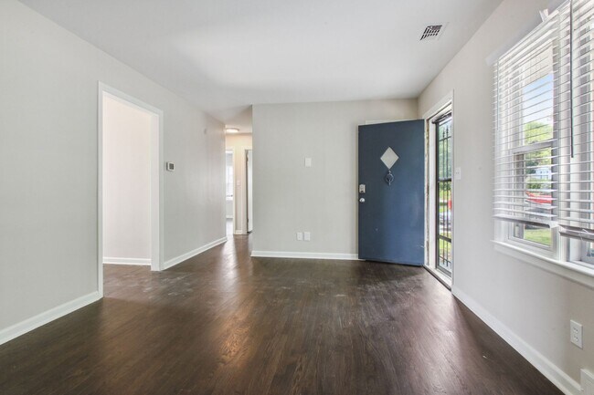 Building Photo - Beautiful 3BR/2BA With 1 Car Garage!