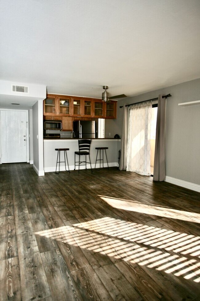 Foto del edificio - Available Now 2Br 1 Ba Condo with 1c garage