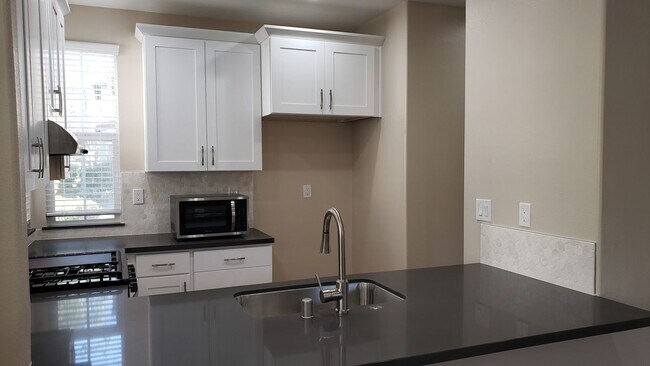 Building Photo - 3 Weathersfield