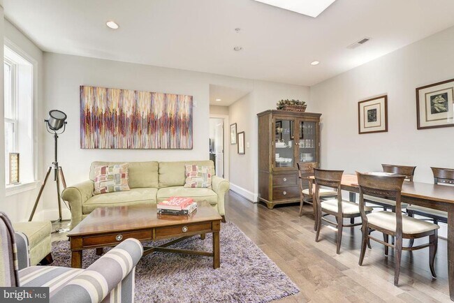 Foto del edificio - 3937 Davis Pl NW