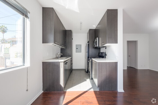1 BR, 1 BA - 630SF - 8008 Norton Ave