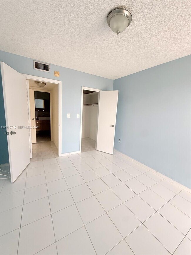 Foto del edificio - 17560 Atlantic Blvd