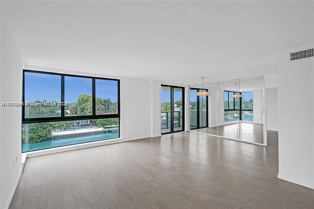 Foto del edificio - 9800 W Bay Harbor Dr
