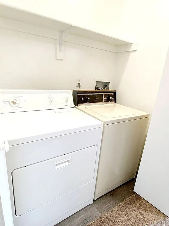 Building Photo - 2 bedroom townhome on east side-Don't miss...