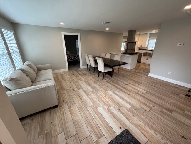 Foto del edificio - 329 E 25th St