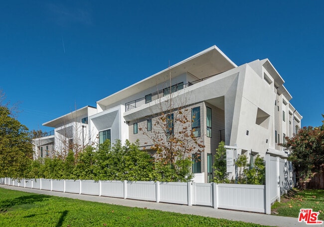 Foto del edificio - 3232 S Barrington Ave