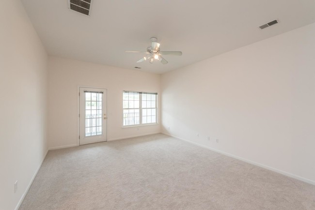 Building Photo - 2800 S Knightsbridge Cir