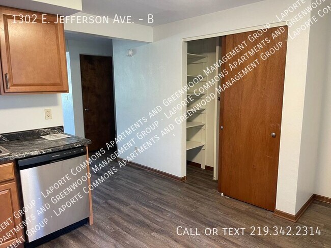 Building Photo - Two Bedroom 1 1/2 Bath Townhome with Full ...