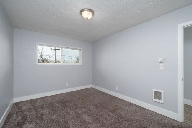 Building Photo - Spacious 2 bedroom and the 1st month rent is Free!!!