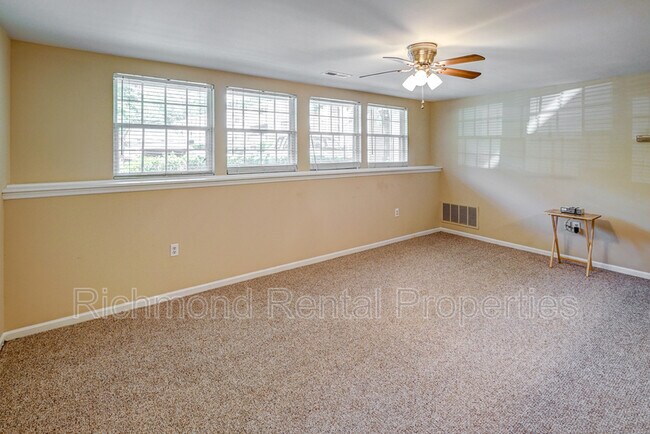 Foto del edificio - 7600 Roscommon Ct