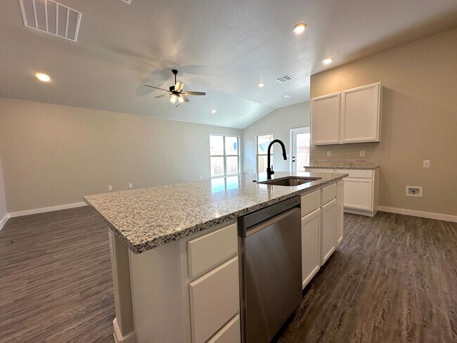 Building Photo - 4Bed/2Bath Available 6/5