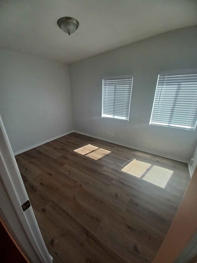 Foto del edificio - 751 Jewell Dr