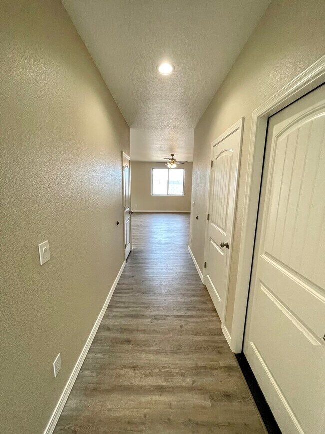 Building Photo - Beautiful 3 Bedroom, 3 Car Garage Home wit...
