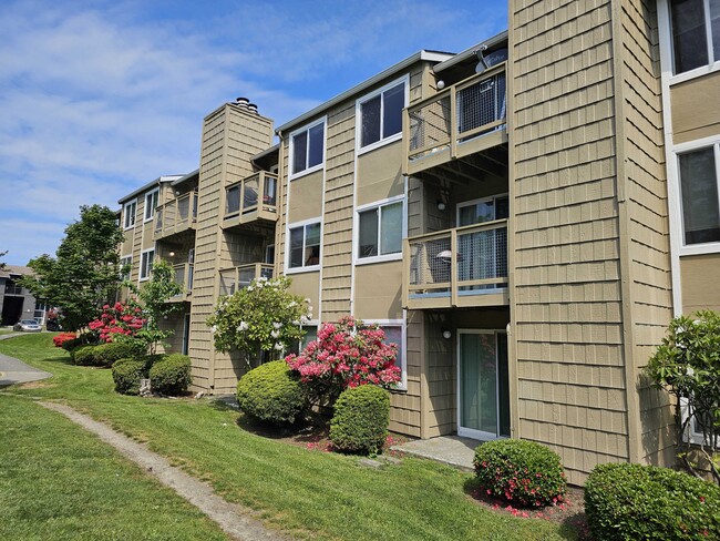 Building Photo - Hillcrest Estates