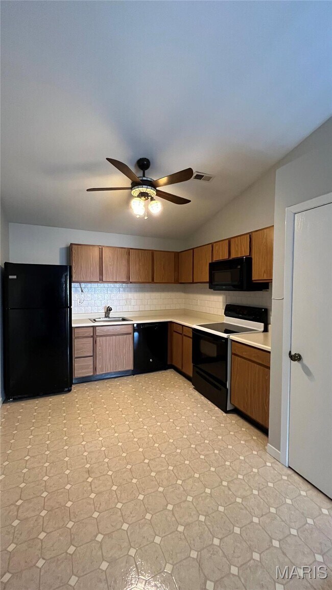 Building Photo - 717 Ridgeside Dr