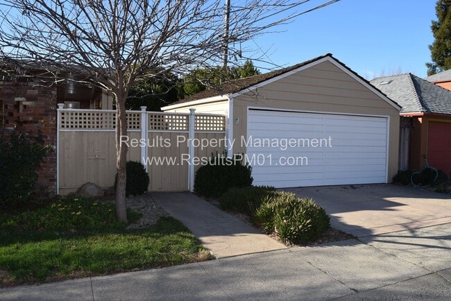 Foto del edificio - Beautiful 3 Bedroom in charming Land Park