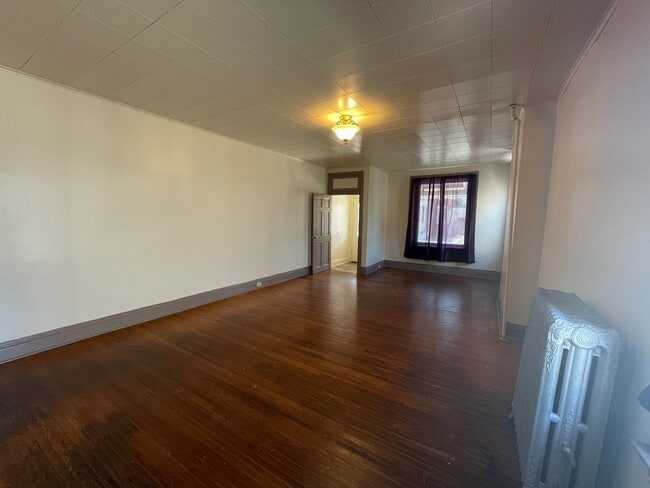 Building Photo - Large Five Bedroom 1.5 Bathroom In York!