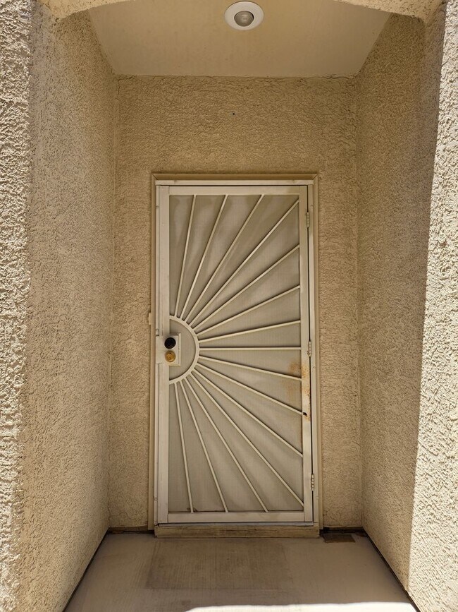 Foto del edificio - 3 BED / 2 BATH SINGLE STORY HOME IN SUN CI...