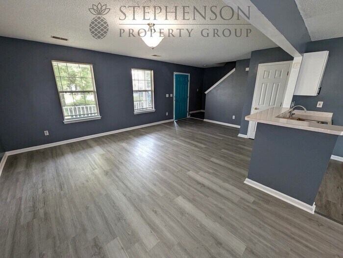 Foto principal - 3 bed 2 bath LVP Floors