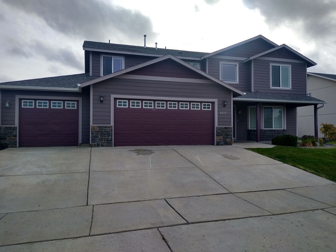 Foto principal - HUGE Cheney/Big Sky 5Bd 2.5Ba Home w/3 Car...