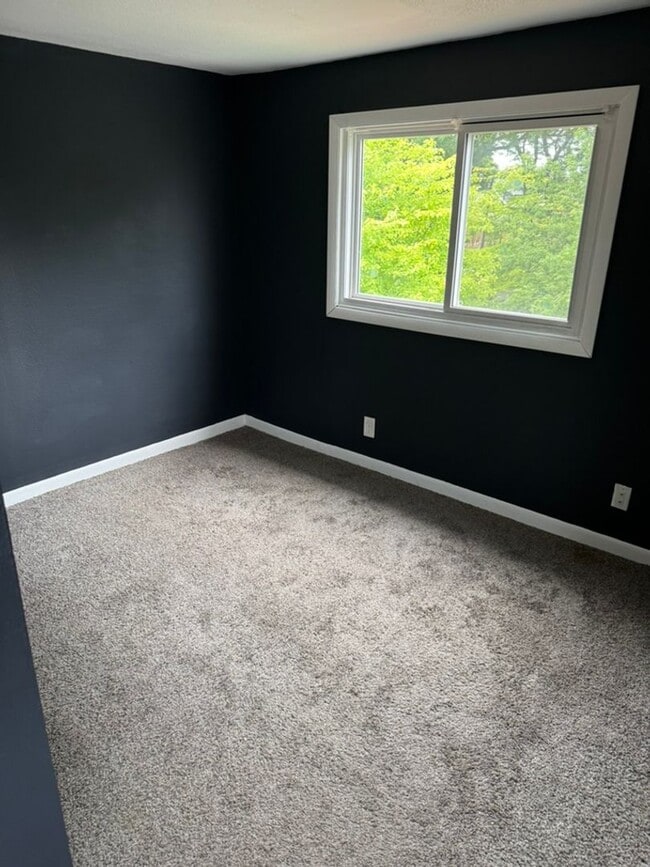 Building Photo - Nice 3-Bedroom Single Family Home Availabl...