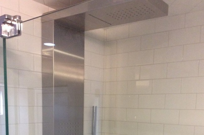 Rainfall shower with massaging jets - 2337 W 8th St