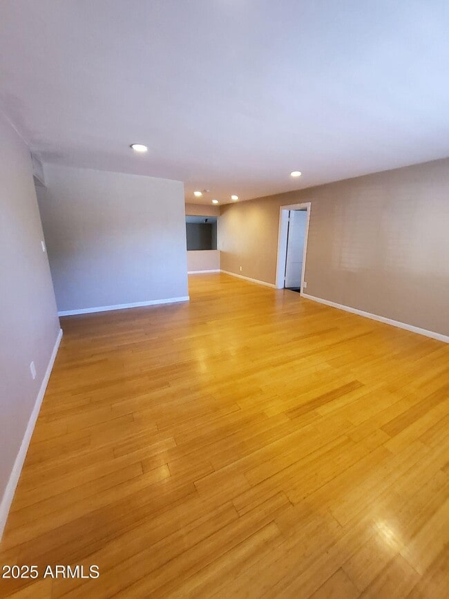 Foto del edificio - 2225 E Glenrosa Ave