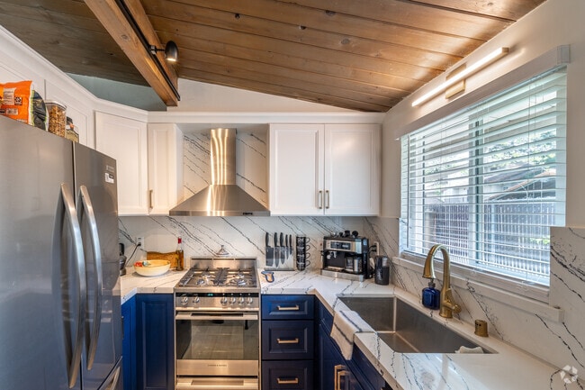 Interior Photo - 2323 San Juan Ave