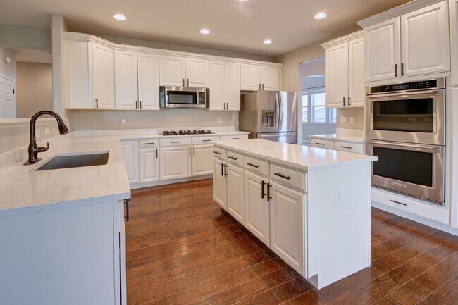 Foto del edificio - Stunning 6 Bedroom Home in Northgate w/ Al...