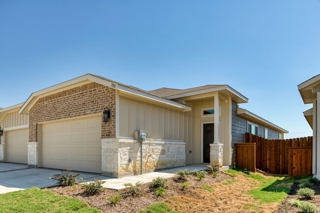 Building Photo - AVAILABLE NOW! GORGEOUS 3 BEDROOM DUPLEX L...