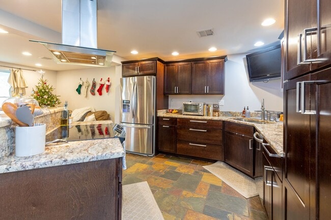 Building Photo - Spacious 4 Bedroom 3 Bath Home