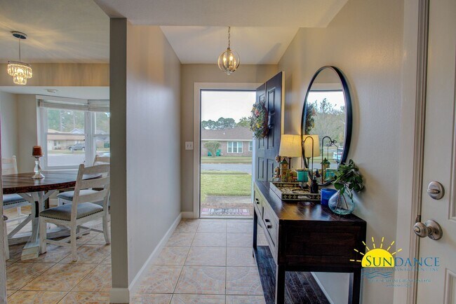 Foto del edificio - Must see home in central Fort Walton Beach with a pool & hot tub!