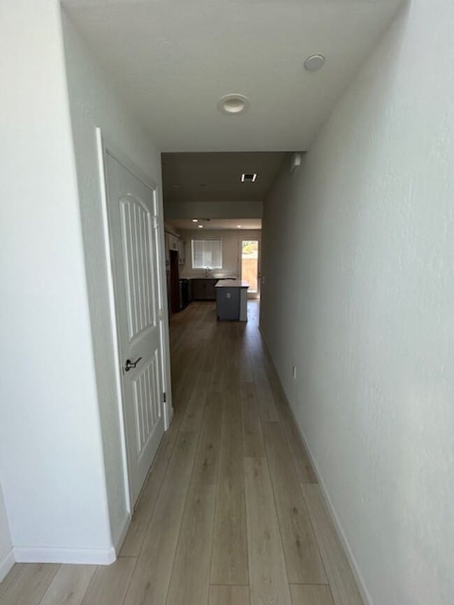 Foto del edificio - Brand new 4 bedroom 3 bathroom with solar in NW Visalia!!