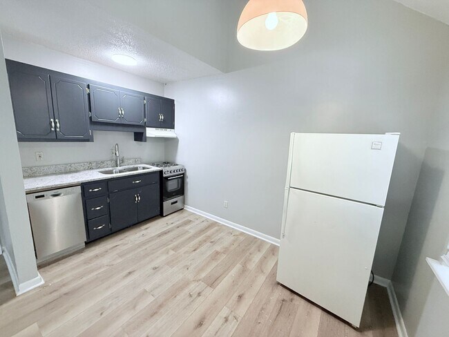 Foto del edificio - 1BR/1BA + BONUS ROOM For Rent
