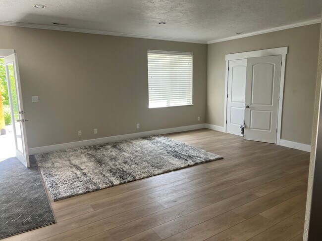 Building Photo - 367 S Loafer View Dr